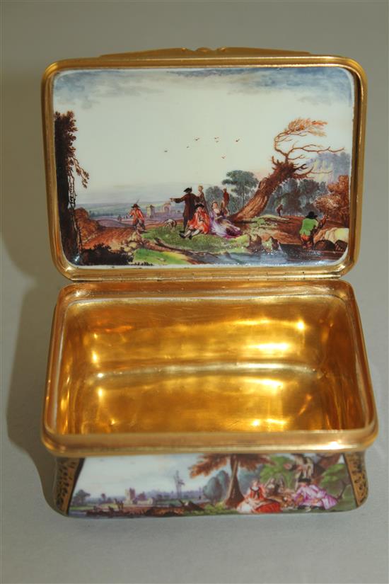 A Meissen gold mounted snuff box and cover, c.1760, 8.2cm, restored crack to cover